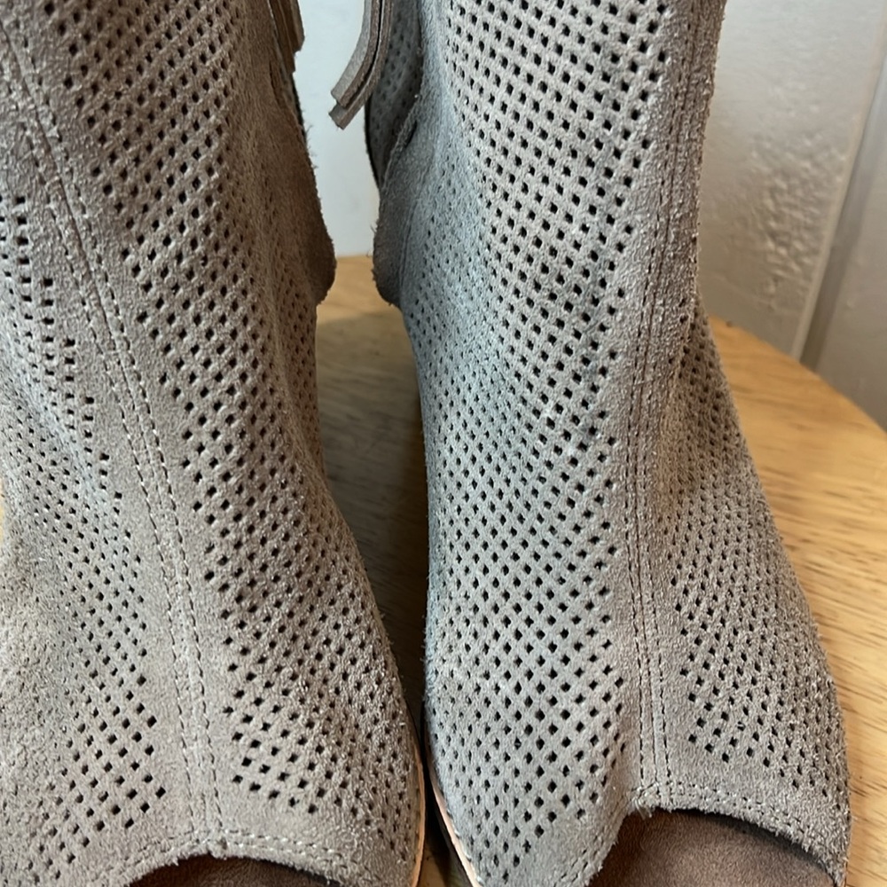 TOMS SUEDE LEATHER CHELSEA BOOTS - Picture 10 of 11